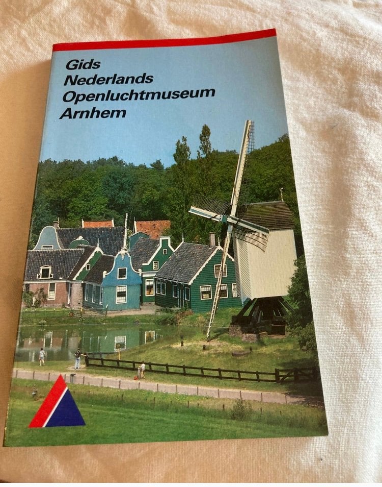 Gids Nederlands Openluchtmuseum Arnhem, Ophalen of Verzenden, Zo goed als nieuw