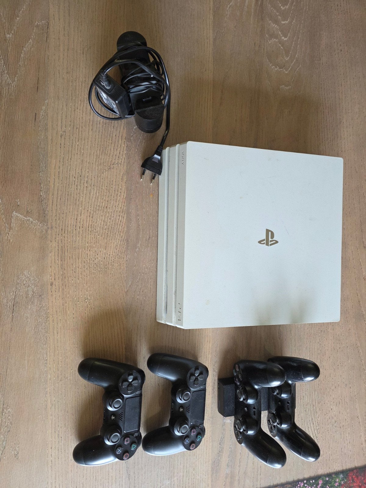 Witte PlayStation 4 Pro met 4 controllers en oplader, Spelcomputers en Games, Spelcomputers | Sony PlayStation 4, Ophalen of Verzenden