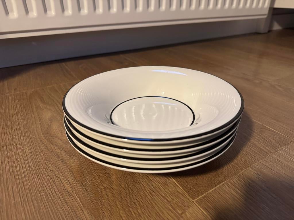 Hema 4 diepe borden gebroken wit met zwarte rand, Huis en Inrichting, Keuken | Servies, Ophalen of Verzenden, Zo goed als nieuw