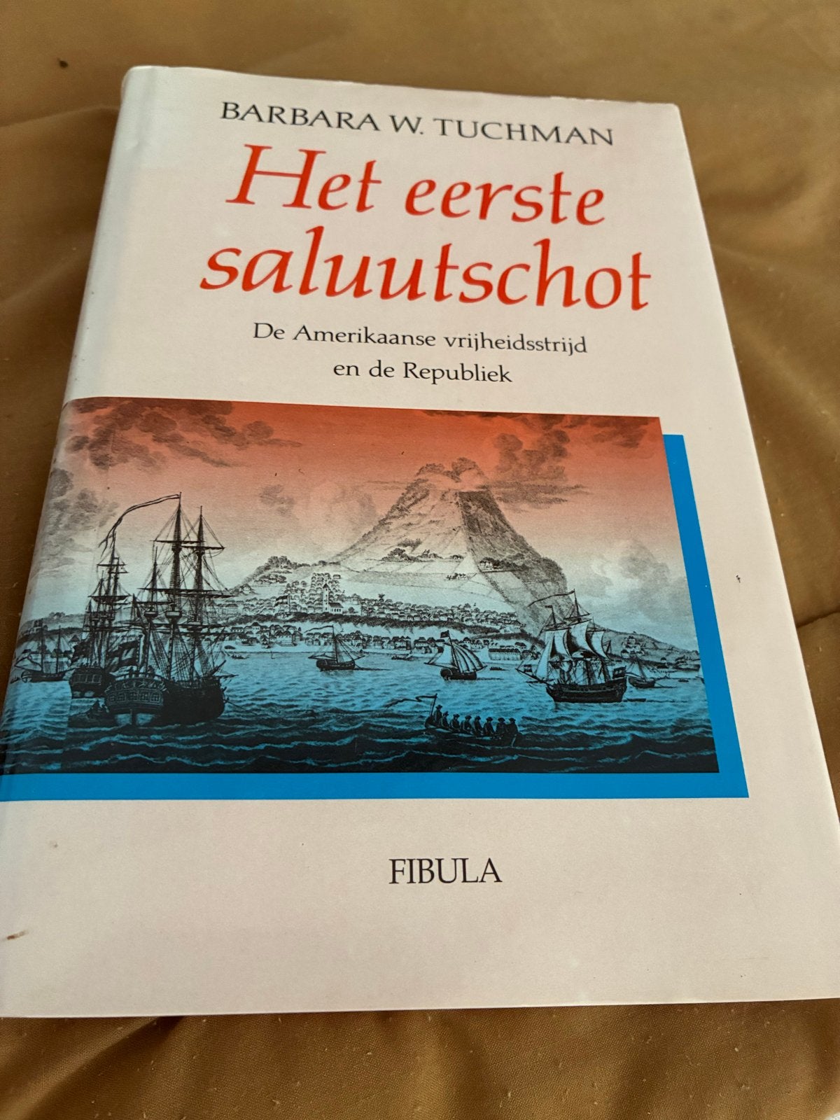 Het eerste saluutschot - Barbara W. Tuchman, Boeken, Ophalen of Verzenden, 17e en 18e eeuw, Gelezen, Noord-Amerika