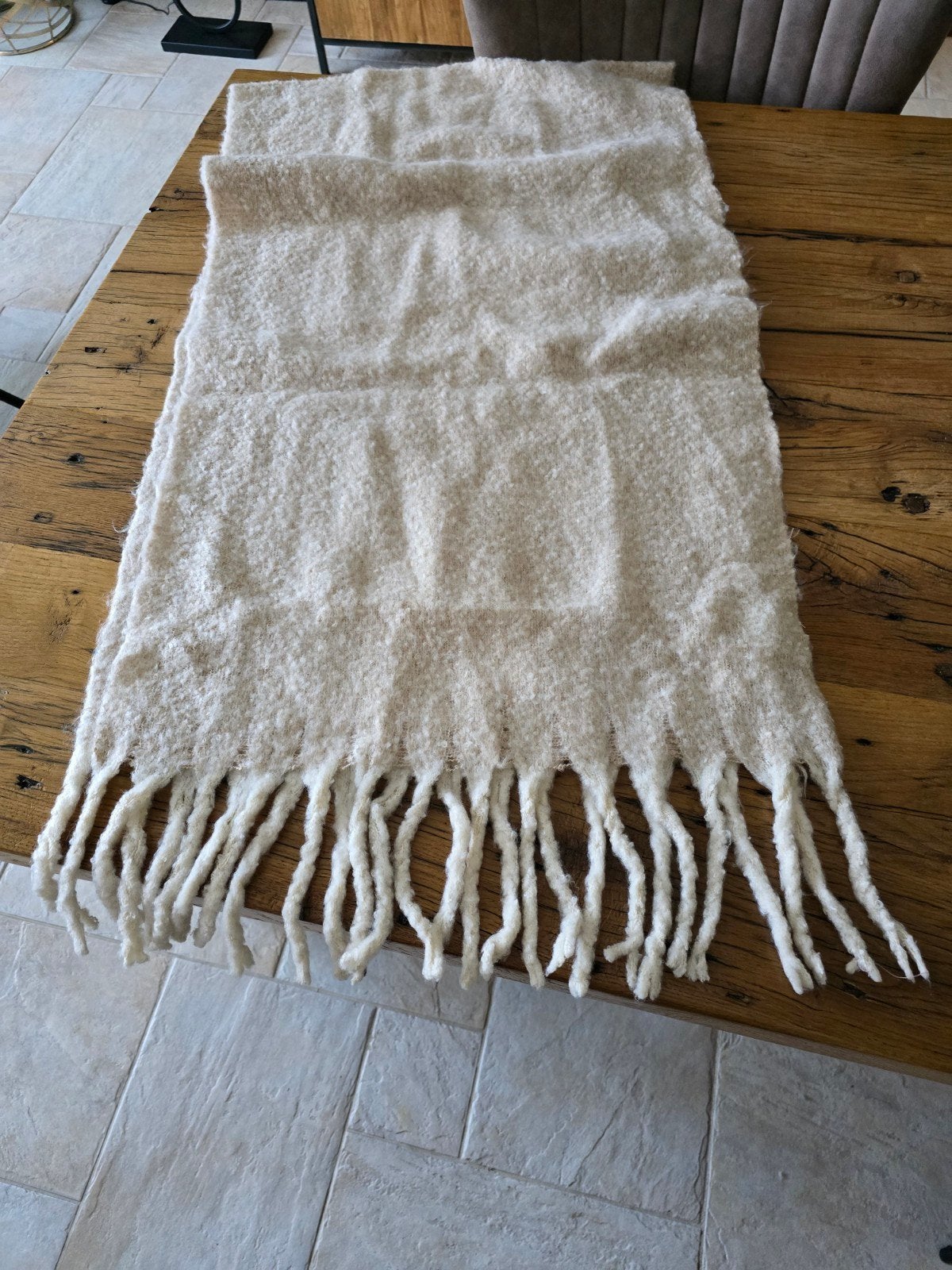 Te koop nieuwe beige dames sjaal. Sjaal was 39,95 gekocht bi, Ophalen of Verzenden, Nieuw, Maat 46/48 (XL) of groter, Sjaal