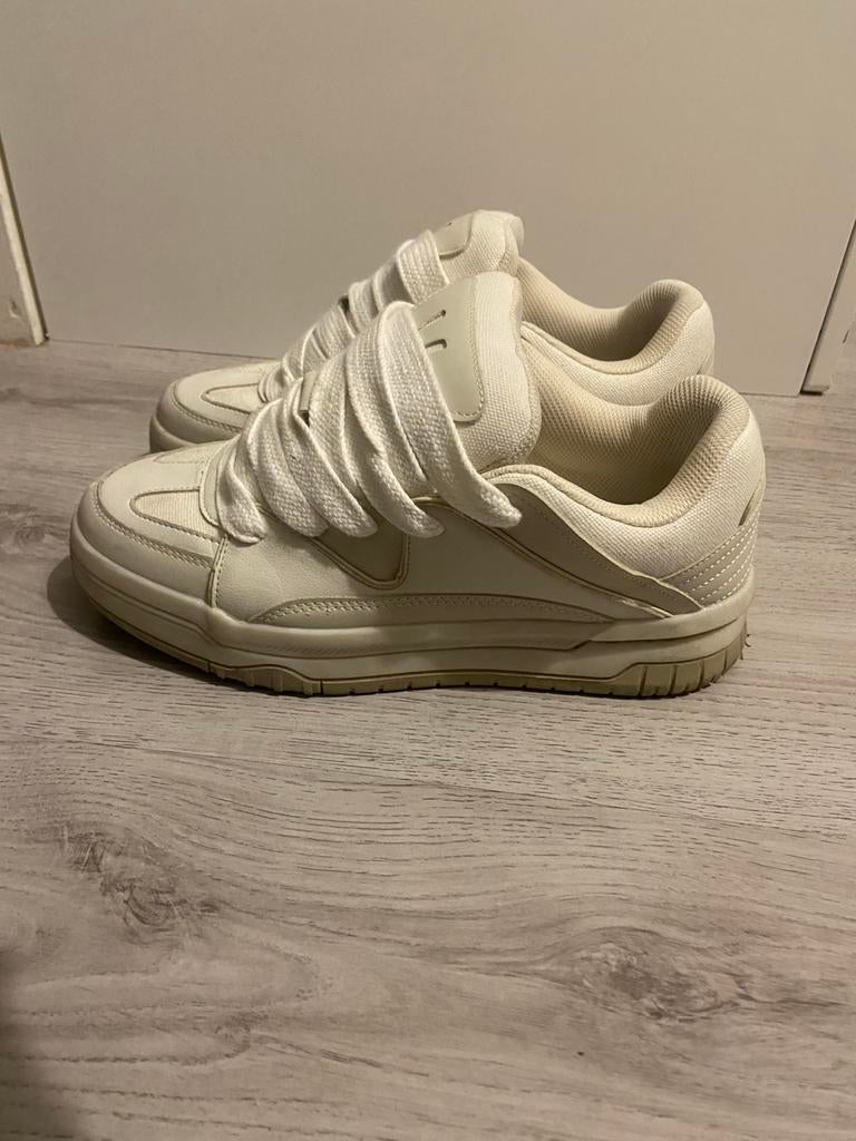 Bershka skates beige maat 44, Ophalen of Verzenden, Zo goed als nieuw, Overige kleuren