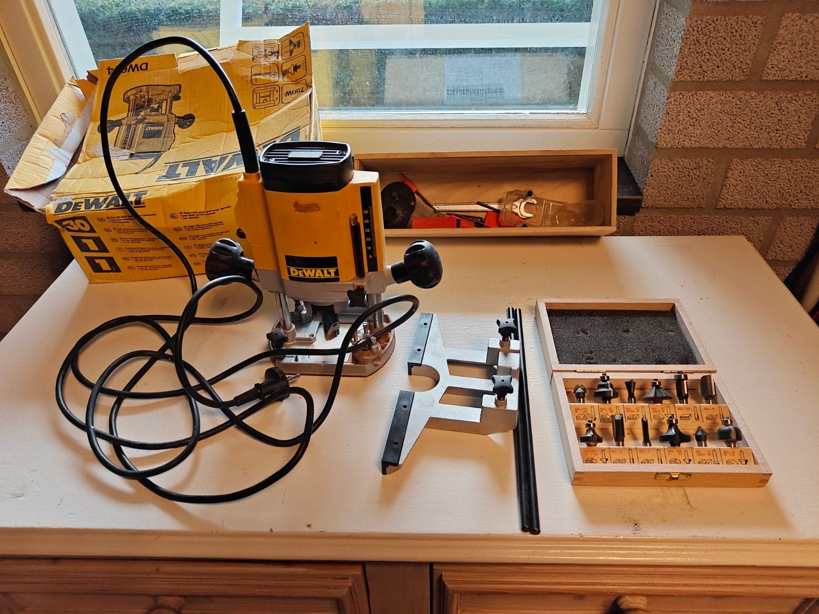 DeWalt Bovenfrees DW614 met accessoires en freesjes, Ophalen
