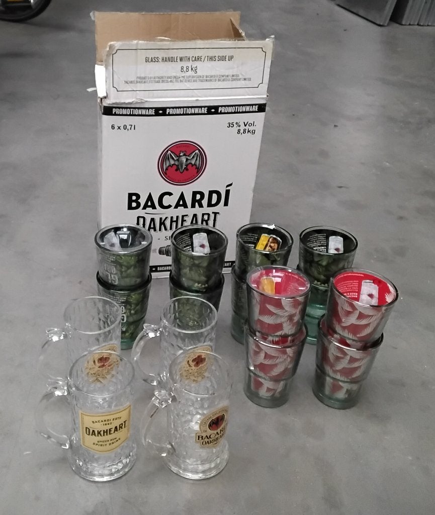 12x Bacardi glazen en 4 bierpullen Bacardi Oakheart, nieuw!, Verzamelen, Glas en Borrelglaasjes, Ophalen, Nieuw, Overige typen