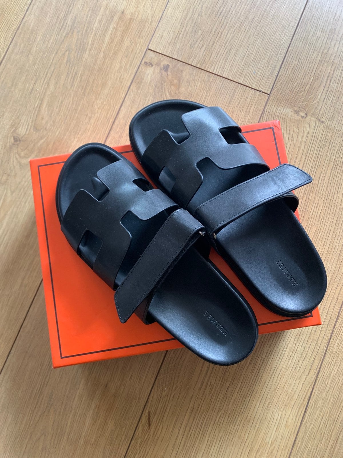 Hermes Chypre Sandal Black Leather - 43 - Slipper Slide, Kleding | Heren, Schoenen, Slippers, Zwart, Ophalen of Verzenden, Zo goed als nieuw