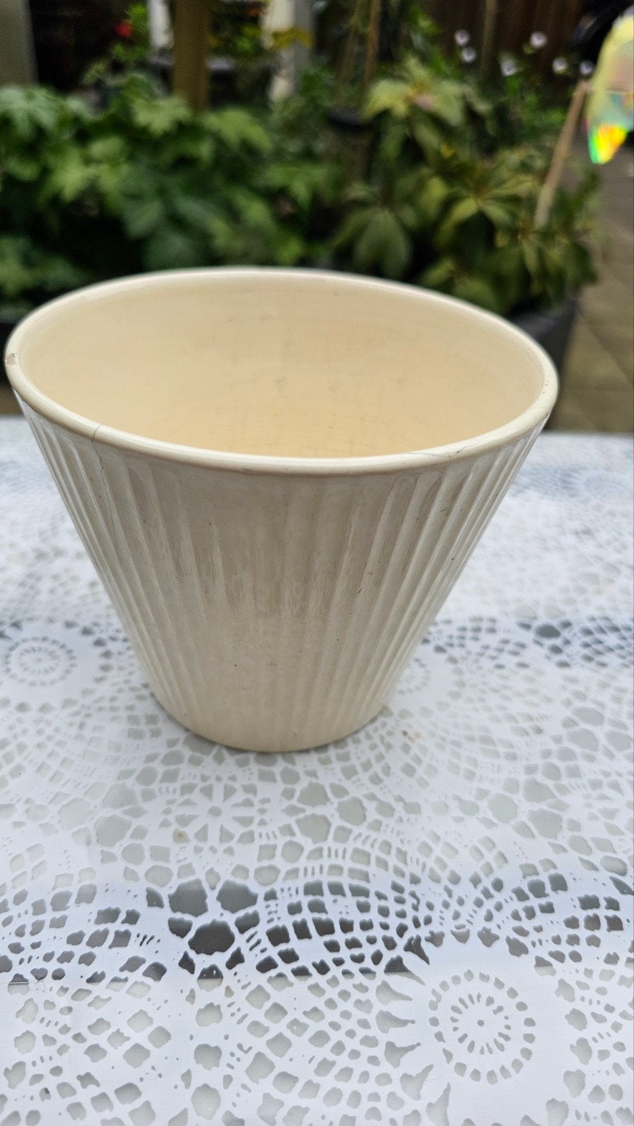 Crèmekleurige decoratieve bloempot, Rond, Ophalen of Verzenden, Aardewerk, Minder dan 40 cm
