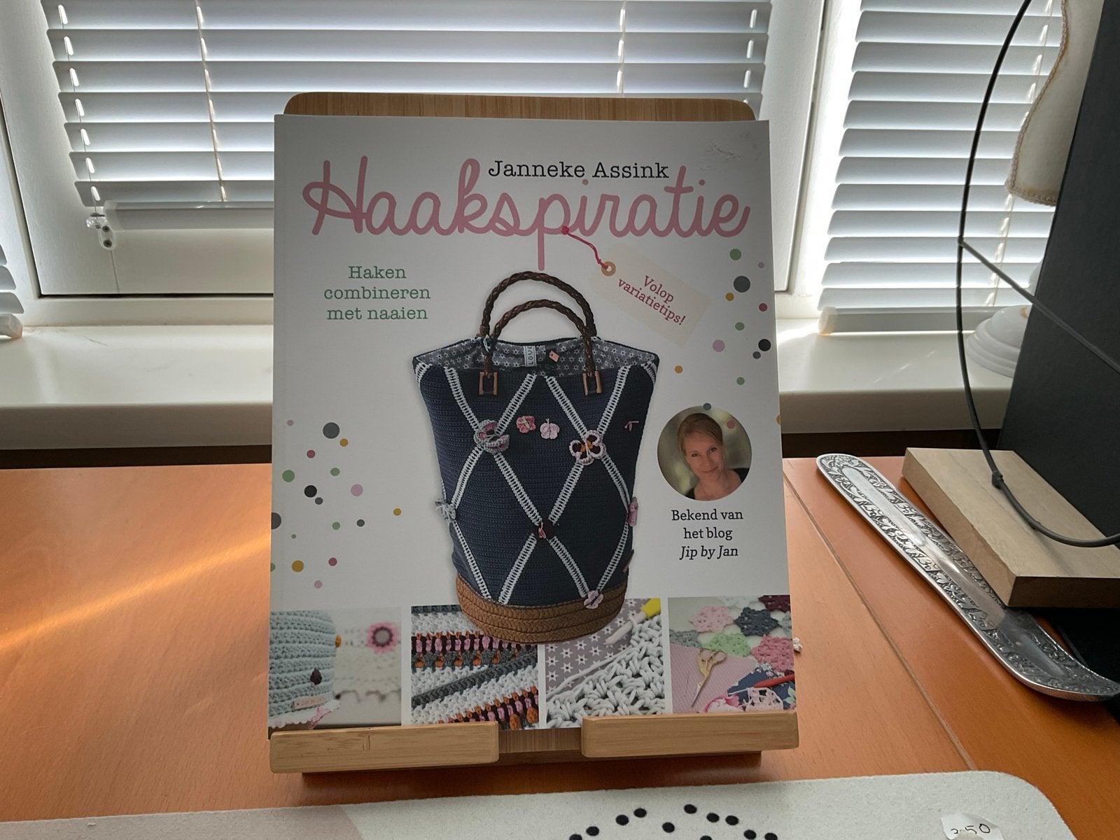 Haakspiratie: Haken combineren met naaien - Janneke Assink, Ophalen of Verzenden, Zo goed als nieuw, Breien en Haken