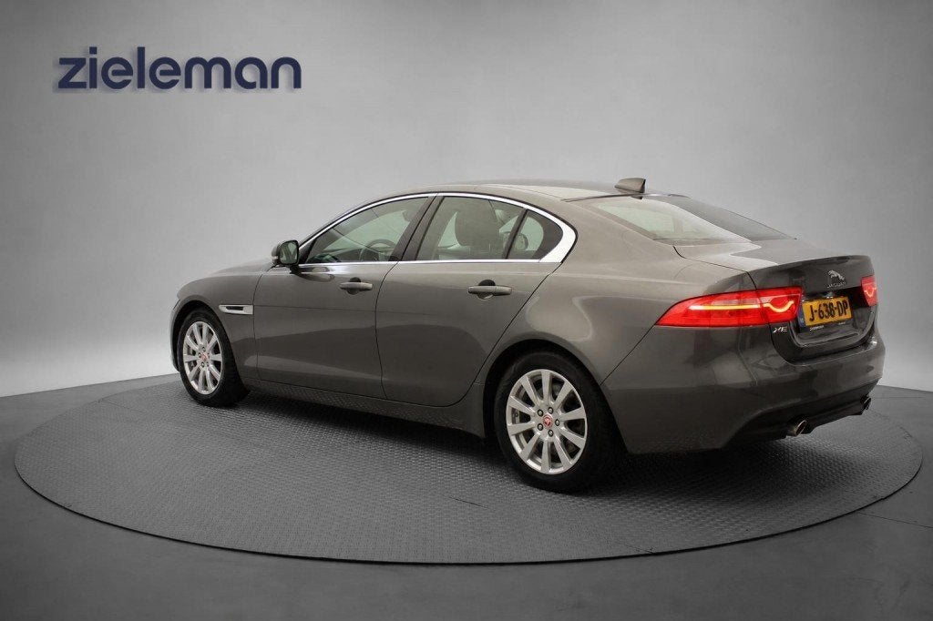 Jaguar XE Sedan 2.0t Pure Automaat - Navi, Camera, Leer, Sto, Auto's, Automaat, USB, Euro 6, 4 cilinders