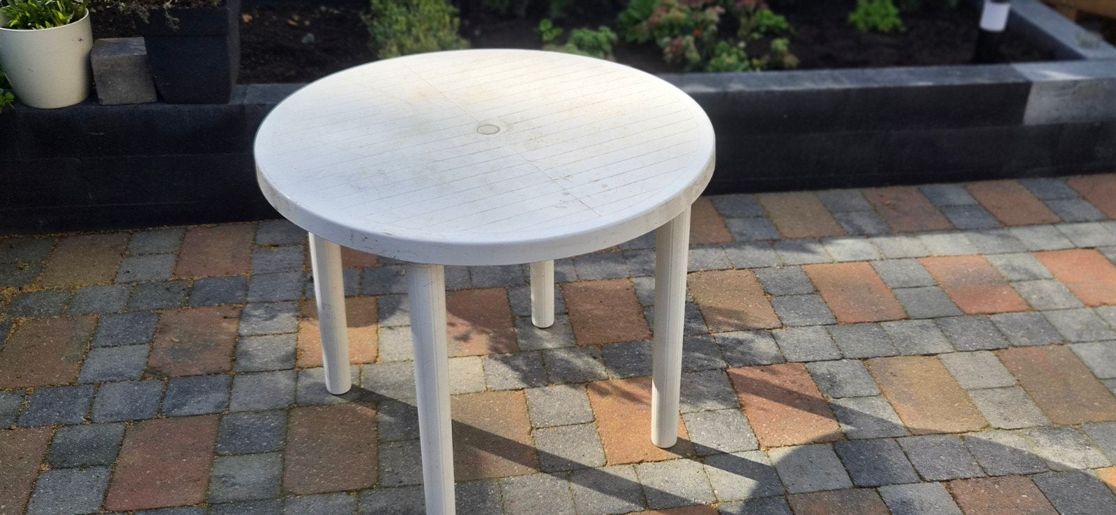 gratis: Witte ronde tuintafel van kunststof, Ophalen, Gebruikt, Rond, Kunststof
