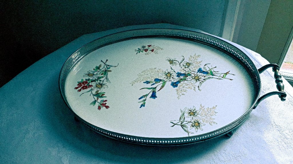 ANTIEK DIENBLAD MET PORSELEINEN TEGEL: GENTIAANMOTIEF, Ophalen of Verzenden