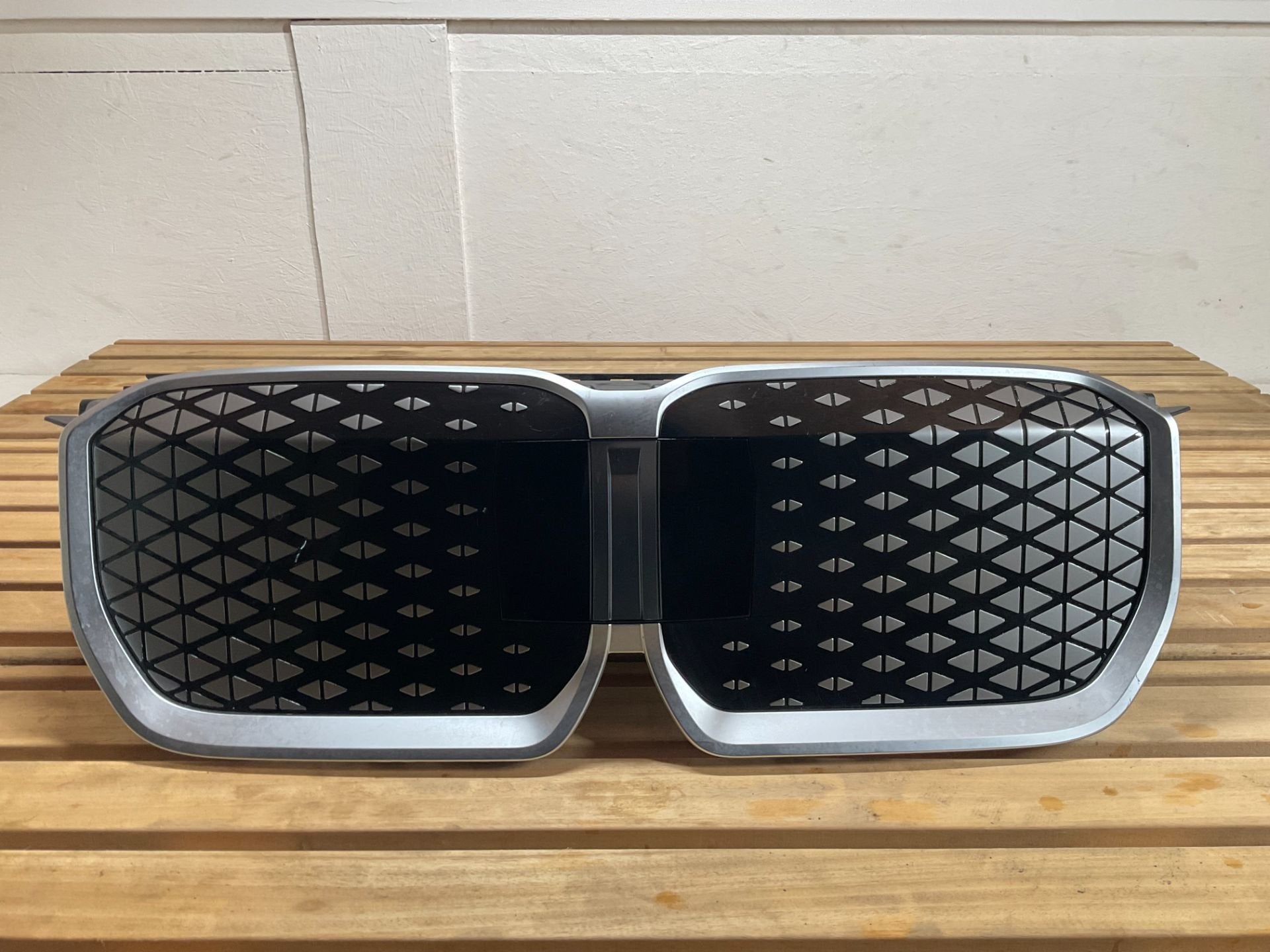 Bumper Grill BMW X1 U11 2022 51135A7D664 grill BM-002, Auto-onderdelen, Petuelring 130
80788  Munich, DE, Gebruikt, Info@bmw.de