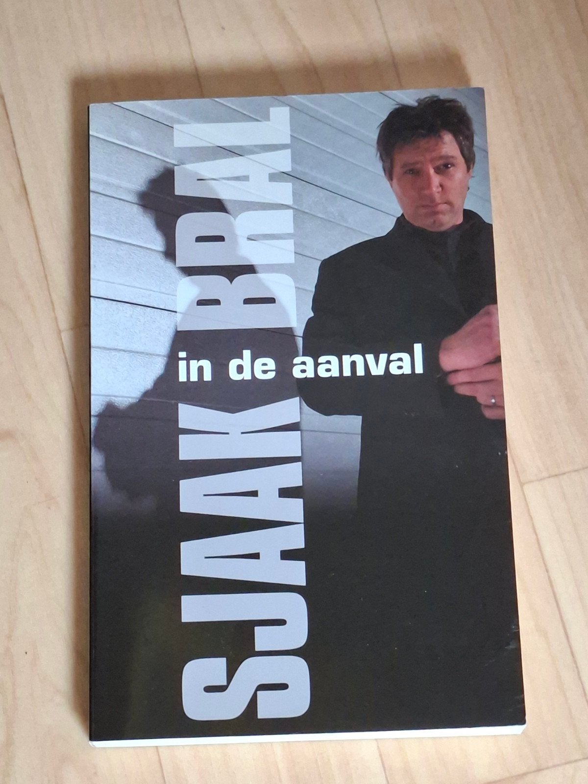 GESIGNEERD Bral in de aanval. Sjaak Bral., Ophalen of Verzenden, Gelezen