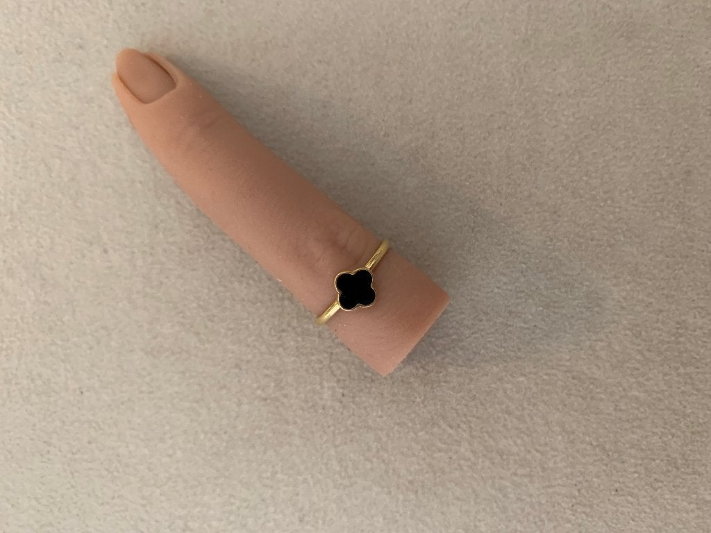 Gouden ring met zwart klaver bedeltje verguld en waterproof, IJzer of Staal, Nieuw, Ophalen of Verzenden, Dame