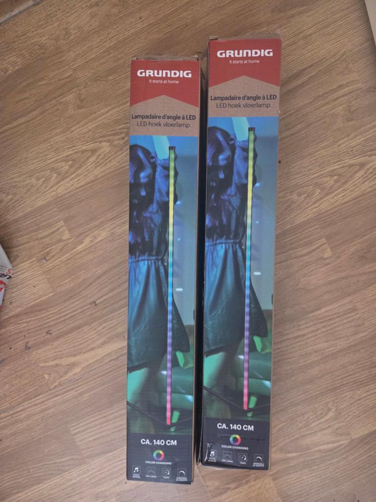 Grundig LED Hoek Vloerlamp - Kleurveranderend (2 stuks), Huis en Inrichting, Lampen | Vloerlampen, Ophalen, 100 tot 150 cm, Nieuw