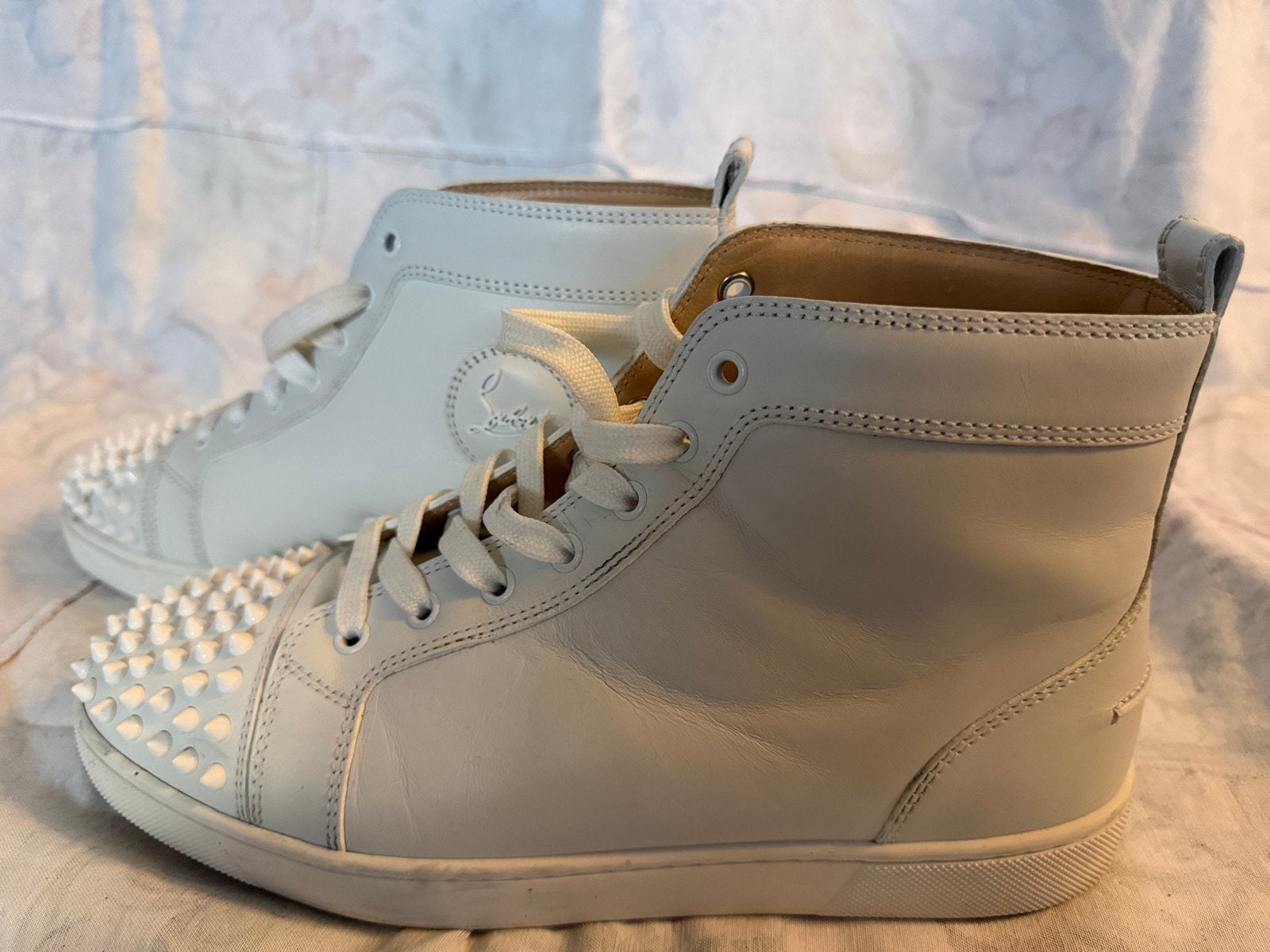 Christian Louboutin Louis Spikes wit- Maat 43 met bon, Ophalen of Verzenden, Zo goed als nieuw, Wit, Sneakers of Gympen