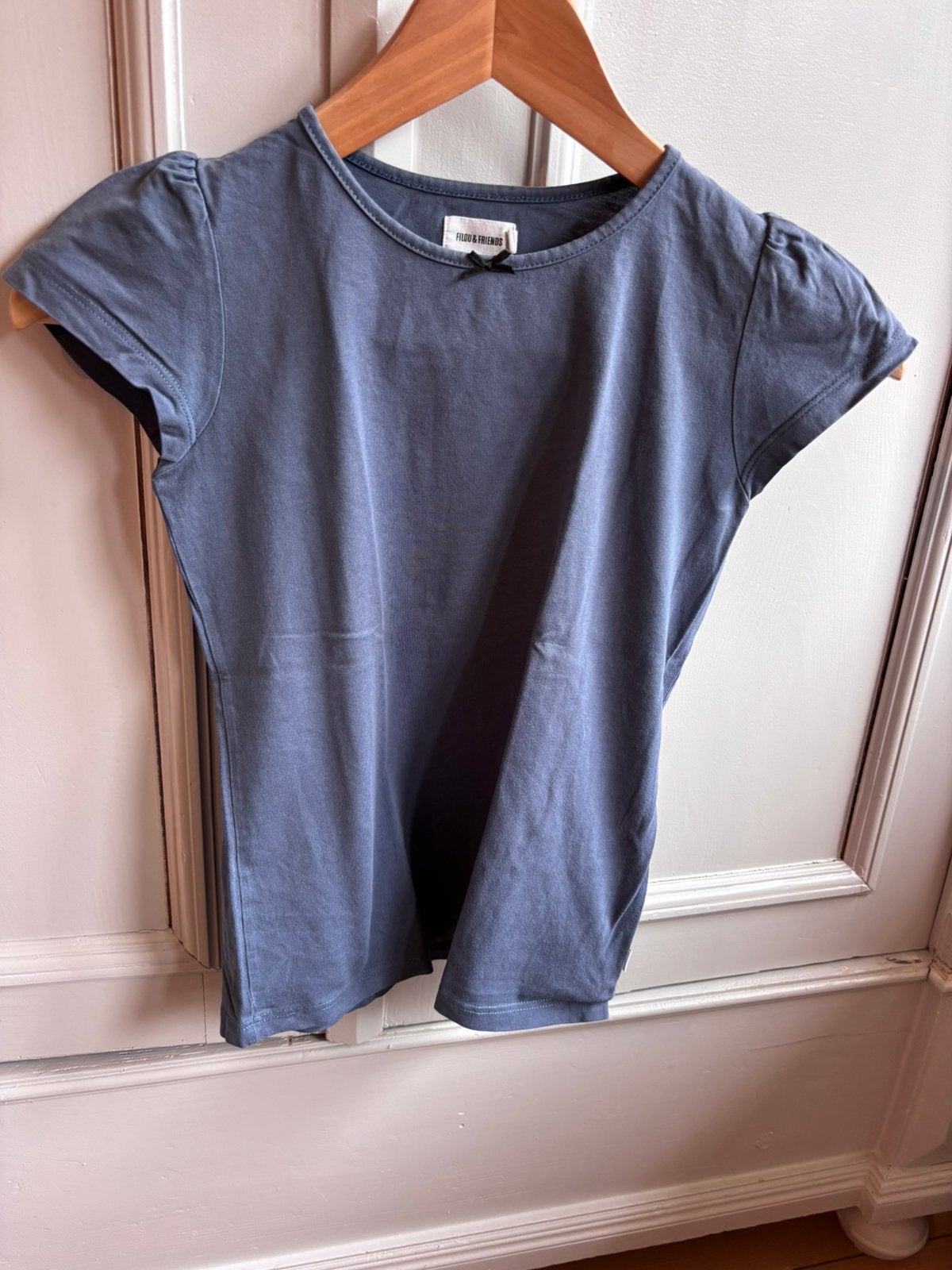 Blauw T-shirt Filou & Friends met strikje - valt als 134, Kinderen en Baby's, Kinderkleding | Maat 134, Ophalen of Verzenden, Meisje