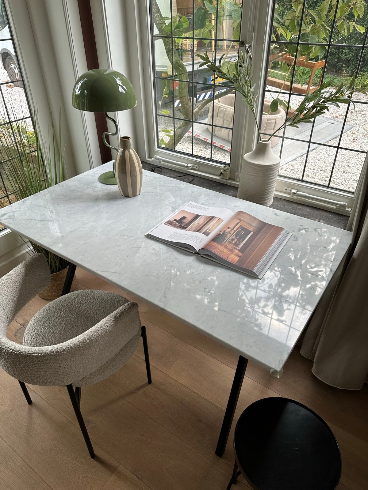Elegante marmeren eettafel/bureau met zwart onderstel, Ophalen, 100 tot 150 cm, Tot twee personen, 50 tot 100 cm