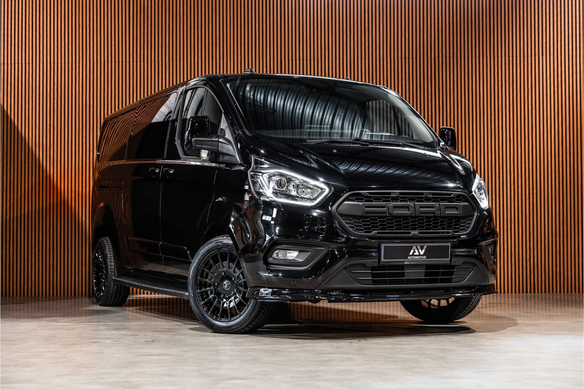 Ford Transit Custom 320 2.0 TDCI 170 PK L2H1 Limited DC | Ca, Auto's, 15 km/l, Euro 6, 4 cilinders, Zwart