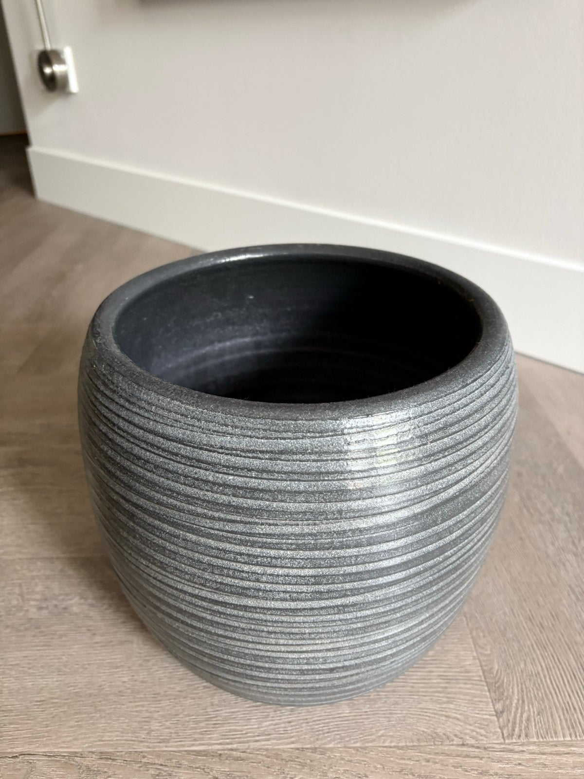 Stijlvolle grijze bloempot - Zo goed als nieuw, Rond, Binnen, Zo goed als nieuw, Minder dan 40 cm