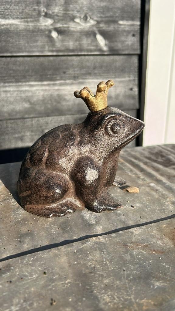Gietijzeren koning kikker met kroontje, Tuin en Terras, Ophalen of Verzenden, Nieuw, Metaal, Dierenbeeld