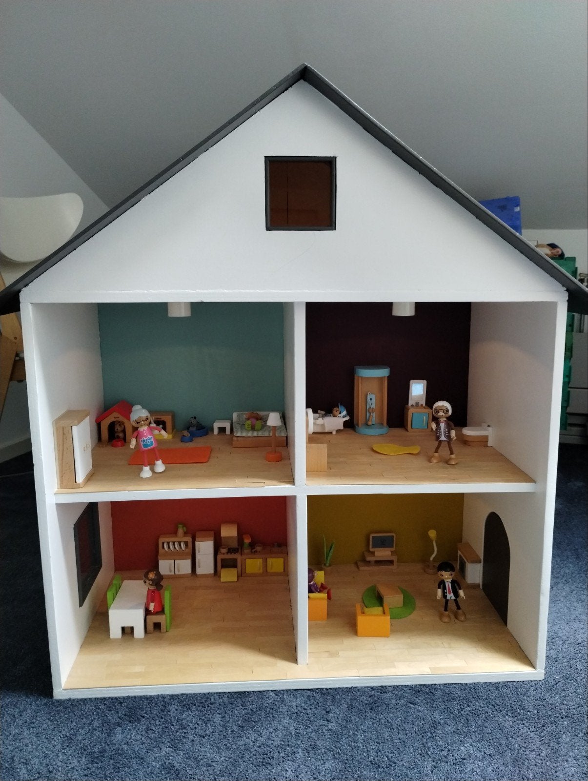 Zelfgemaakt poppenhuis met inrichting van Hape, Ophalen, Poppenhuis