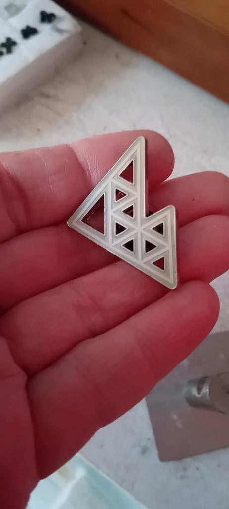Pokémon Pin - Uniek driehoekig ontwerp, Ophalen of Verzenden, Nieuw, Figuurtje, Speldje of Pin