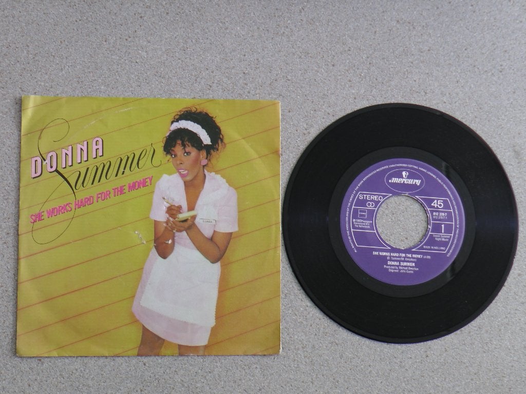 Donna Summer - She works hard for the Money VINYL SINGLE, 7 inch, Zo goed als nieuw, Pop, Fotohoes