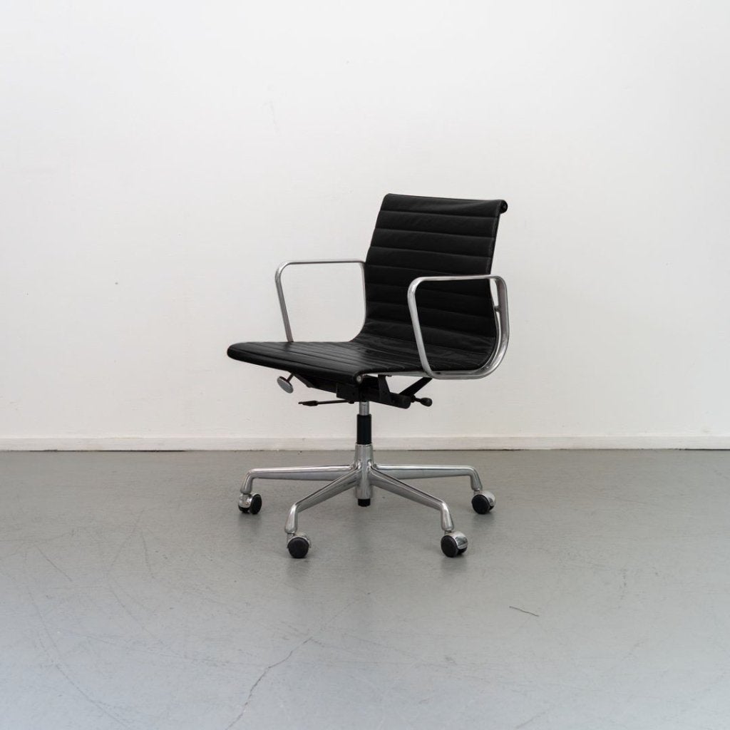 Vitra Eames EA 117 Bureaustoel Zwart Leer - Aluminium, Niet ingevuld, Zo goed als nieuw, Niet ingevuld, Niet ingevuld