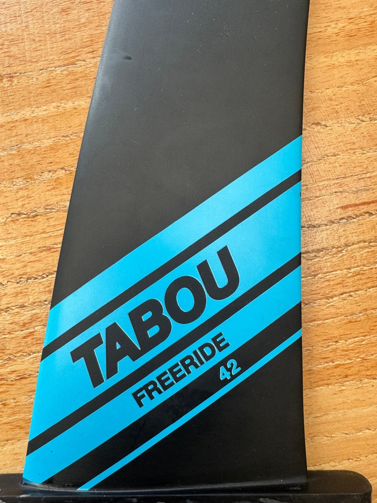 Tabou 42 cm vin freeride, Watersport en Boten, Ophalen of Verzenden, Zo goed als nieuw, Overige typen