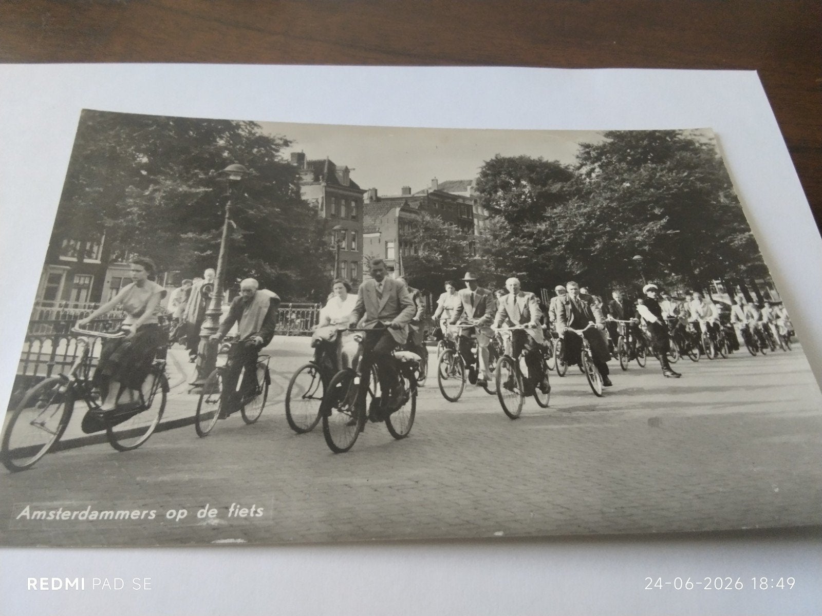Vintage foto: Amsterdammers op de fiets (ca. 1940-1960), Ophalen of Verzenden, Overige onderwerpen