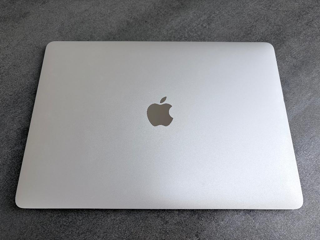 MacBook Air M1 13” (2020) Zilver / 8GB / 512 GB + hoes, Computers en Software, Apple Macbooks, Ophalen, Gebruikt, Qwerty, 8 GB