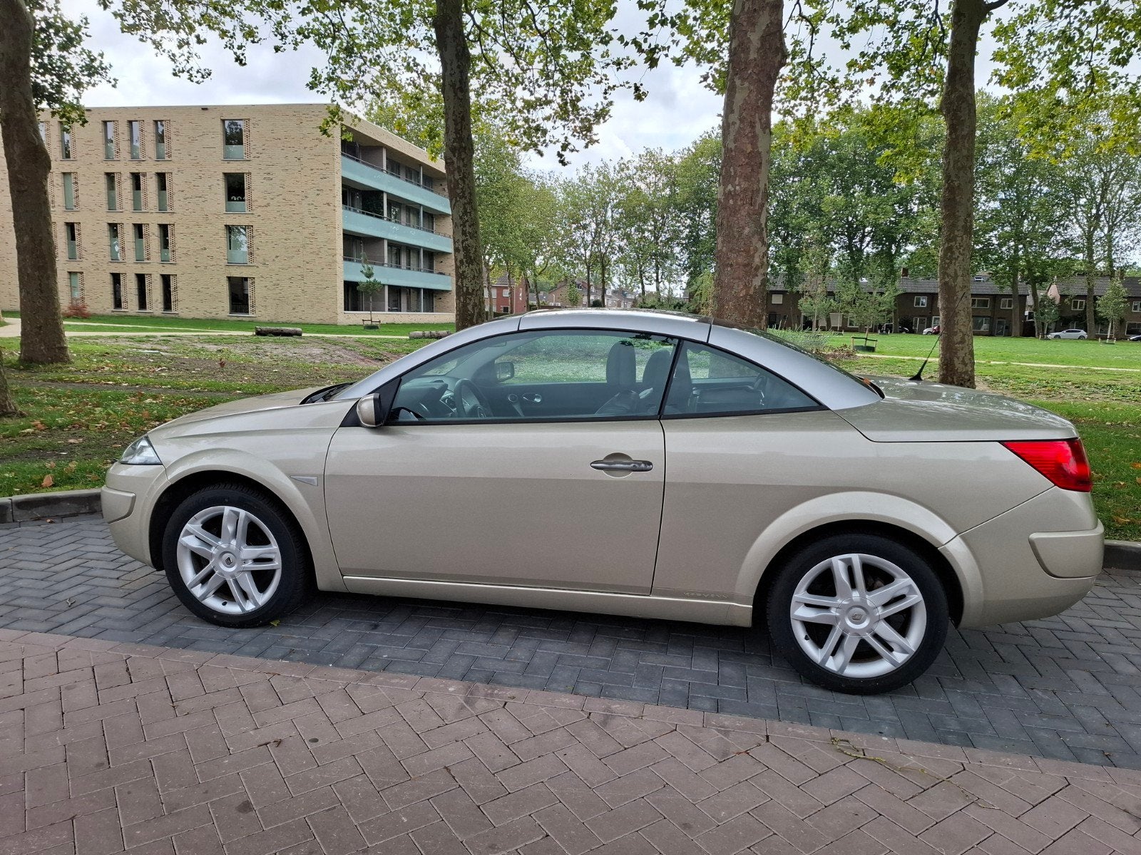 Renault Mégane 2.0 16V Cabrio E4 2007 Beige, Auto's, Voorwielaandrijving, 1998 cc, 4 cilinders, Cabriolet