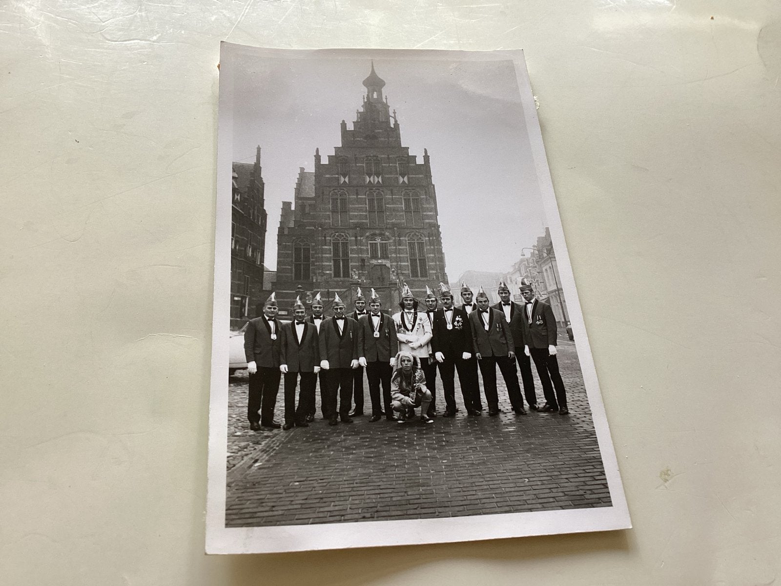 Culemborg carnavalsgroep voor historisch gebouw 9x14 cm, 1960 tot 1980, Gebruikt, Foto, Ophalen of Verzenden