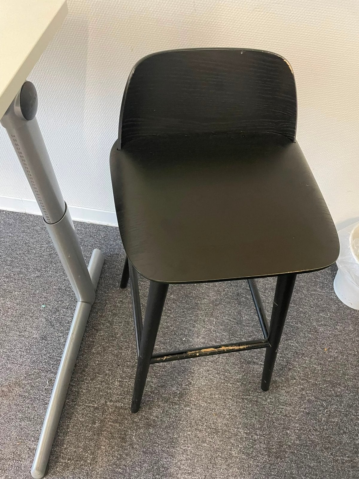 Zwarte barkruk met hout look, Ophalen, 60 tot 90 cm, Zo goed als nieuw, 1 kruk