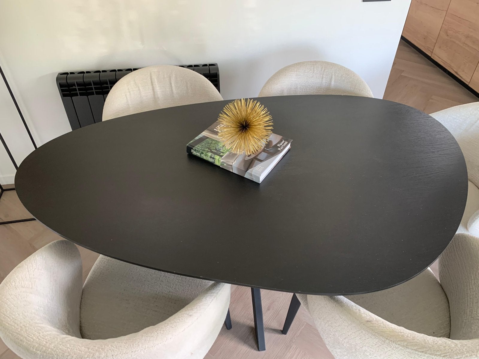 Moderne ovale zwarte eettafel kiezel KAS20 met 5 stoelen, Huis en Inrichting, Ophalen, 50 tot 100 cm, Zo goed als nieuw, Vijf personen of meer