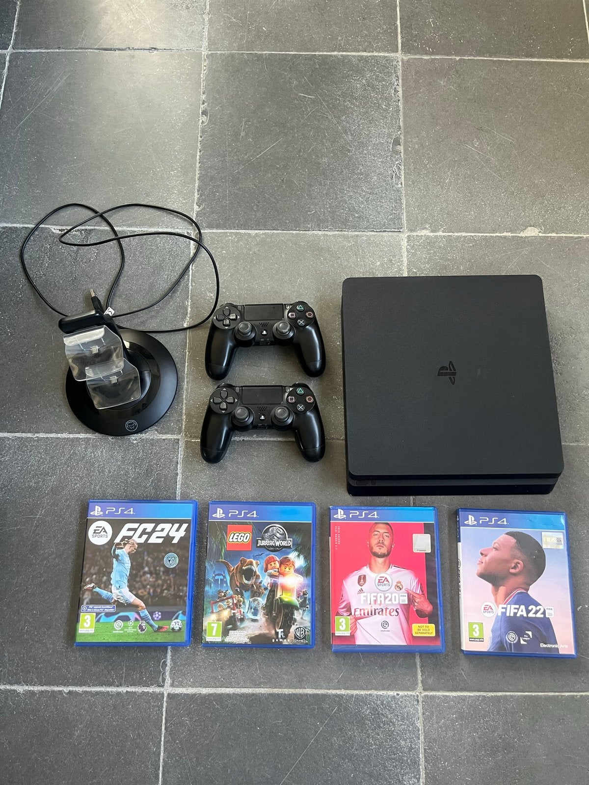 PlayStation 4 met 2 controllers, oplader en 4 spellen, Ophalen, Met 2 controllers, Original, 500 GB