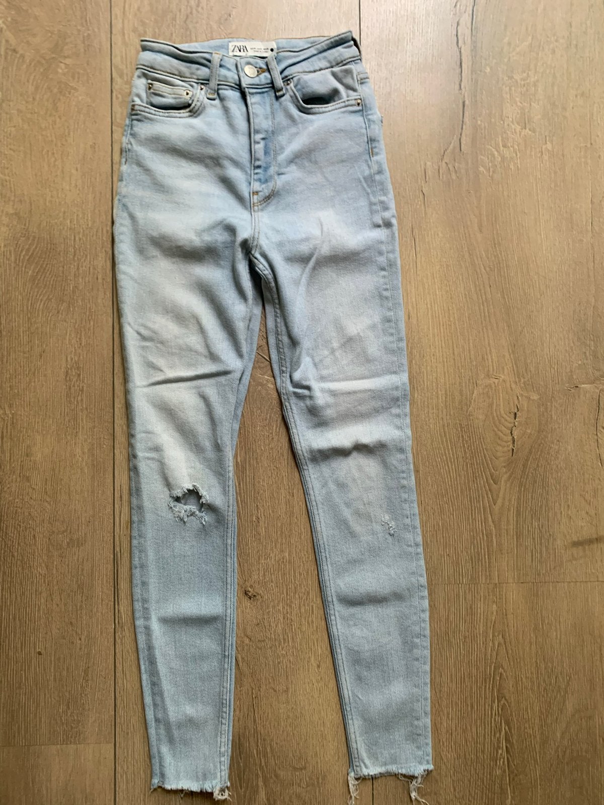 Zara lichtblauwe skinny jeans met gaten, Ophalen of Verzenden, Gedragen, Blauw, Overige jeansmaten