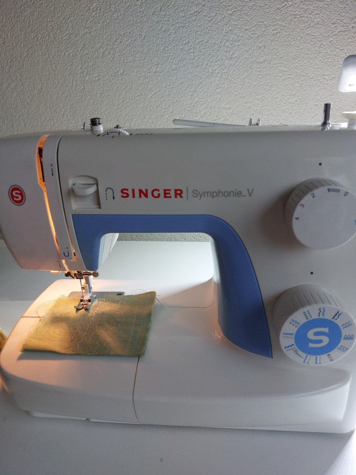 Singer Symphonie. V Naaimachine met accessoires l, Ophalen, Zo goed als nieuw, Naaimachine, Singer