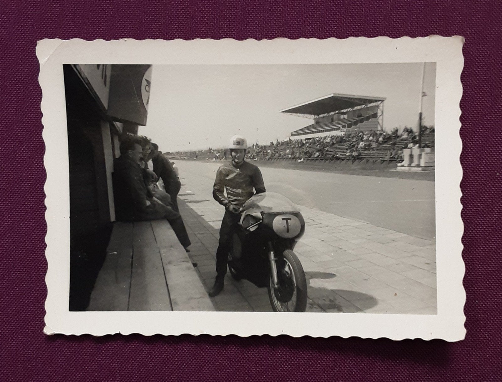 Jaren '50 TT Assen: Oude foto racebaan, tribune, testrijder, Ophalen of Verzenden, Zo goed als nieuw, Motoren