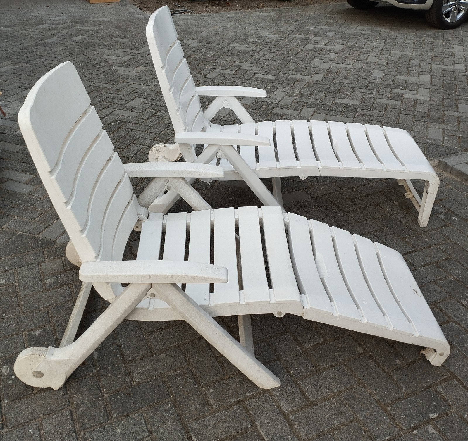 2x verstelbare ligstoelen van Hartman wit kunststof, Ophalen, Gebruikt, Kunststof, Verstelbaar