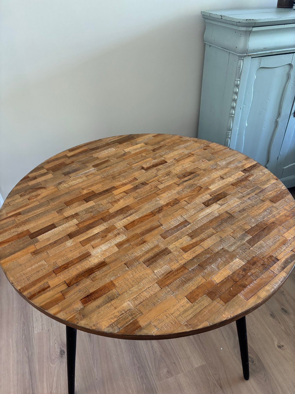 Vintage ronde tafel met uniek houten blad en metalen poten, Huis en Inrichting, Tafels | Eettafels, Ophalen, Gebruikt, 100 tot 150 cm