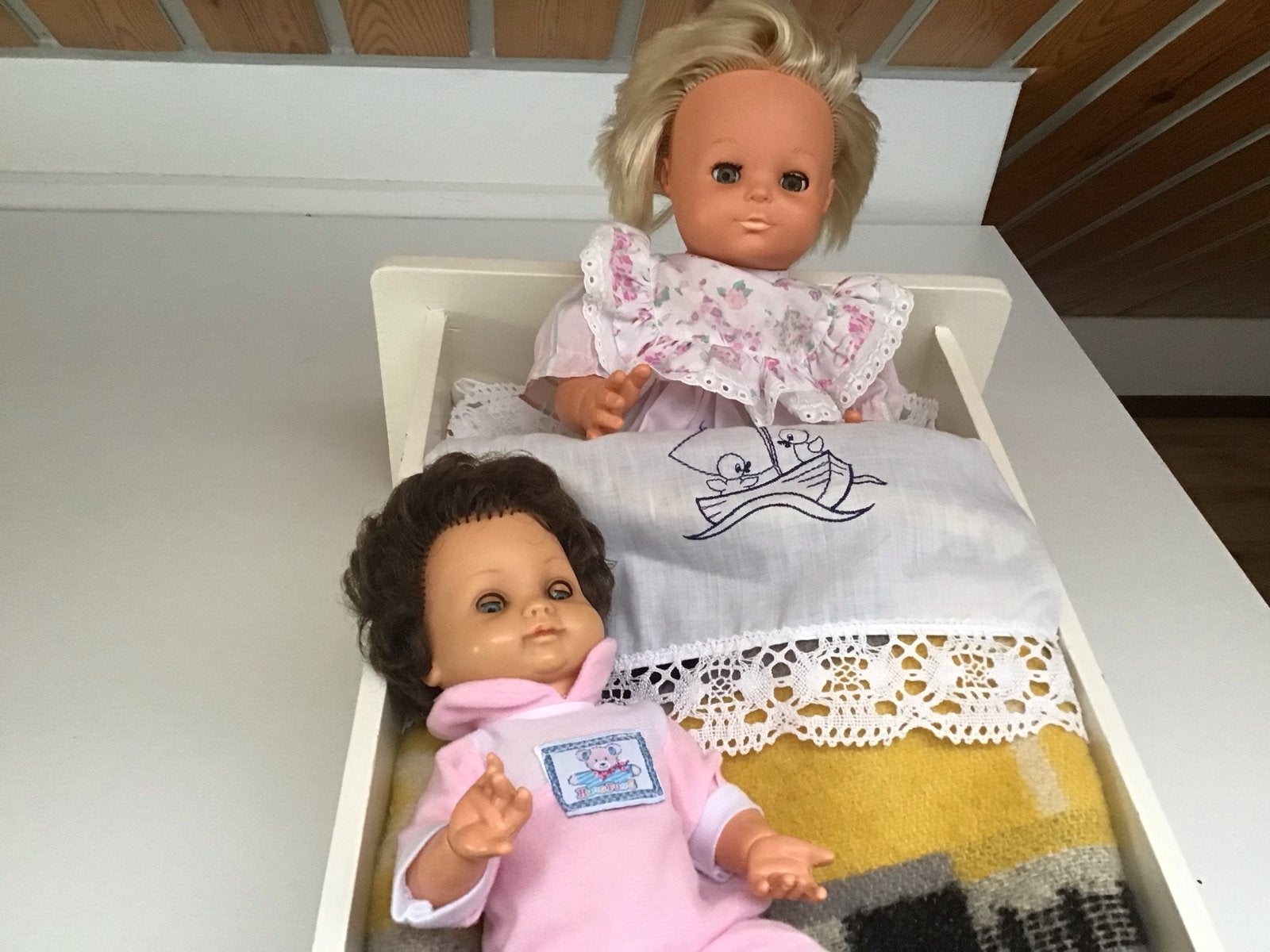 2 Vintage Babypoppen met Ledikantje en Beddengoed, Ophalen of Verzenden, Gebruikt