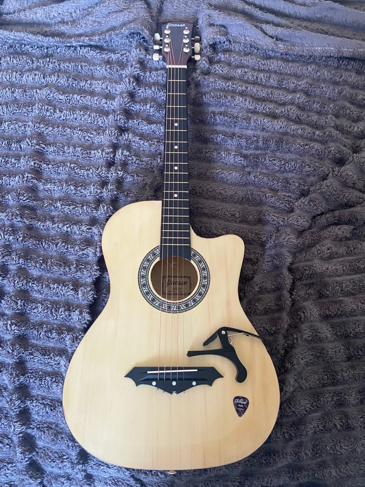 Gitaar inclusief capo & plectrum (1 snaar kapot), Ophalen of Verzenden, Gebruikt, Western- of Steelstringgitaar