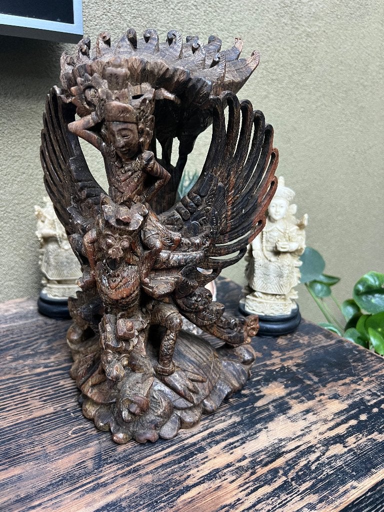 Hindoegod Vishnu rijdend op Garuda houtsnijwerk beeld 30 cm, Overige onderwerpen, Ophalen of Verzenden, 20 - 50 cm, Beeld