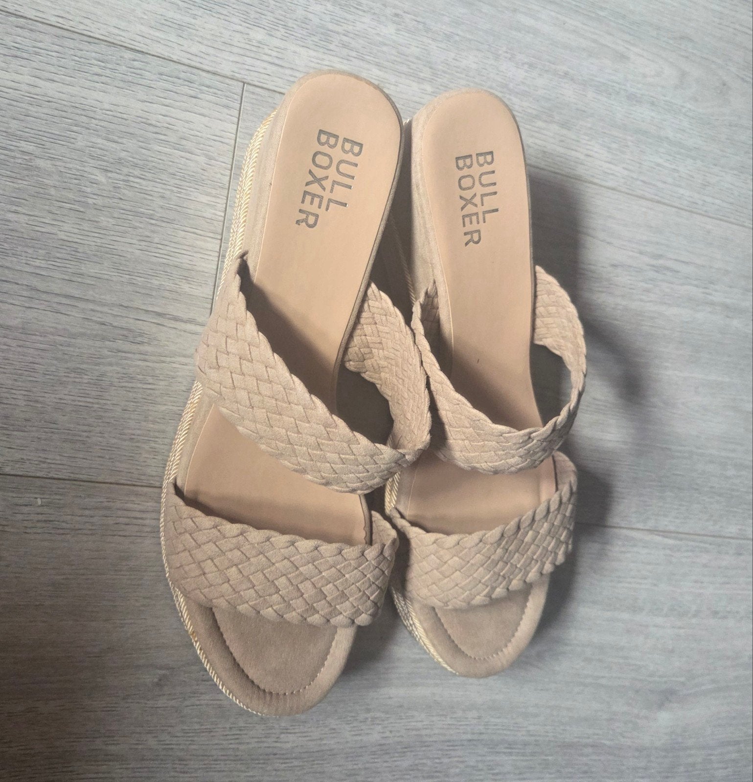 Bullboxer sleehak sandalen - Beige gevlochten bandjes 42, Kleding | Dames, Schoenen, Beige, Zo goed als nieuw, Bullboxer, Sandalen of Muiltjes
