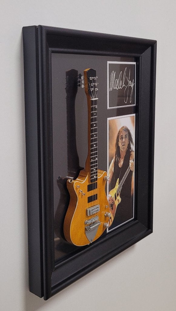 Malcom Young ACDC miniatuur gitaar op lijst wanddeco deco, Info@deconoord.nl, Deco Noord, Nieuw, Ophalen of Verzenden