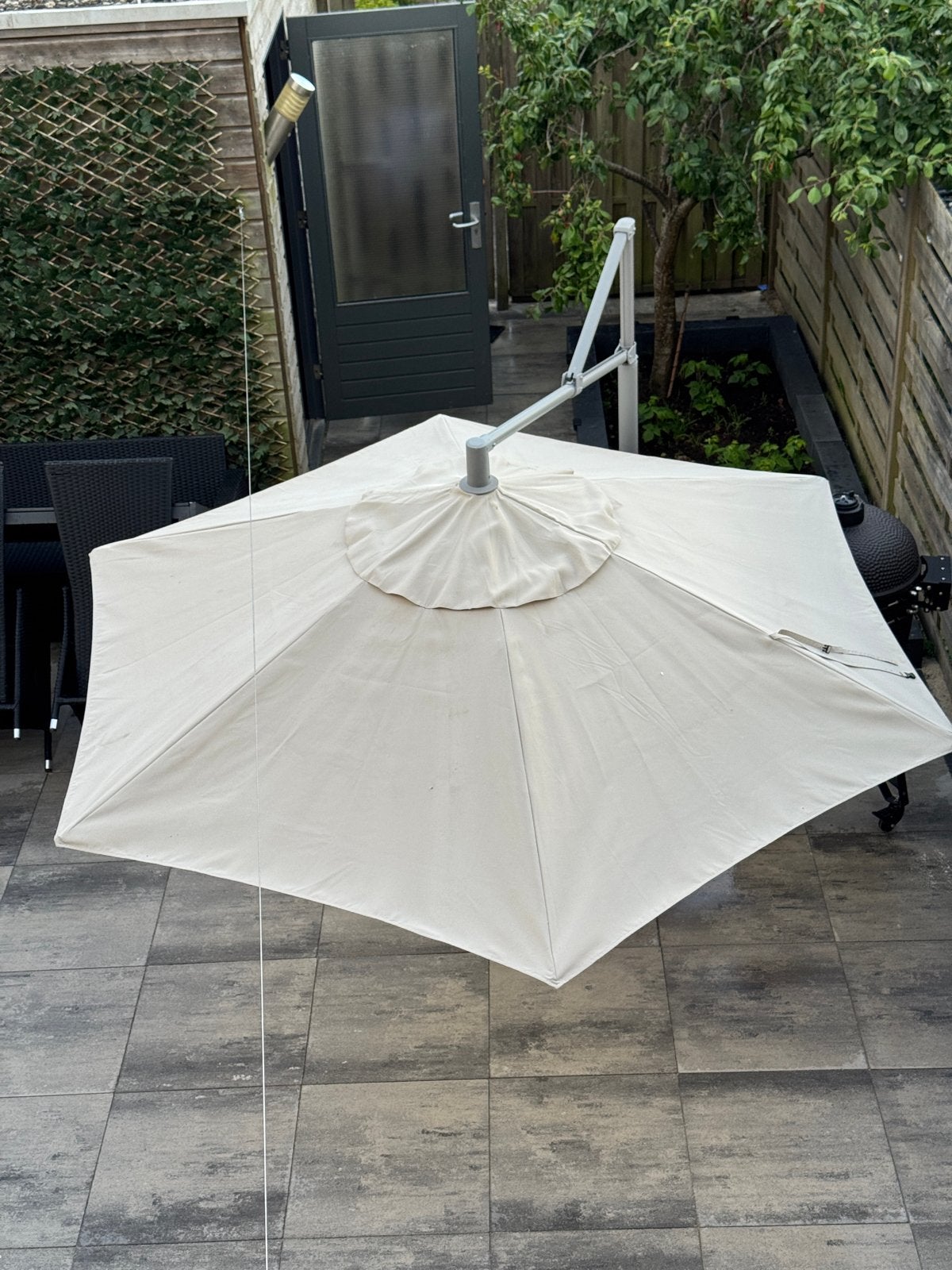 IKEA LINDÖJA Zweefparasol 300 cm - Zo goed als nieuw, Ophalen, Kantelbaar, 2 tot 3 meter, Zweefparasol