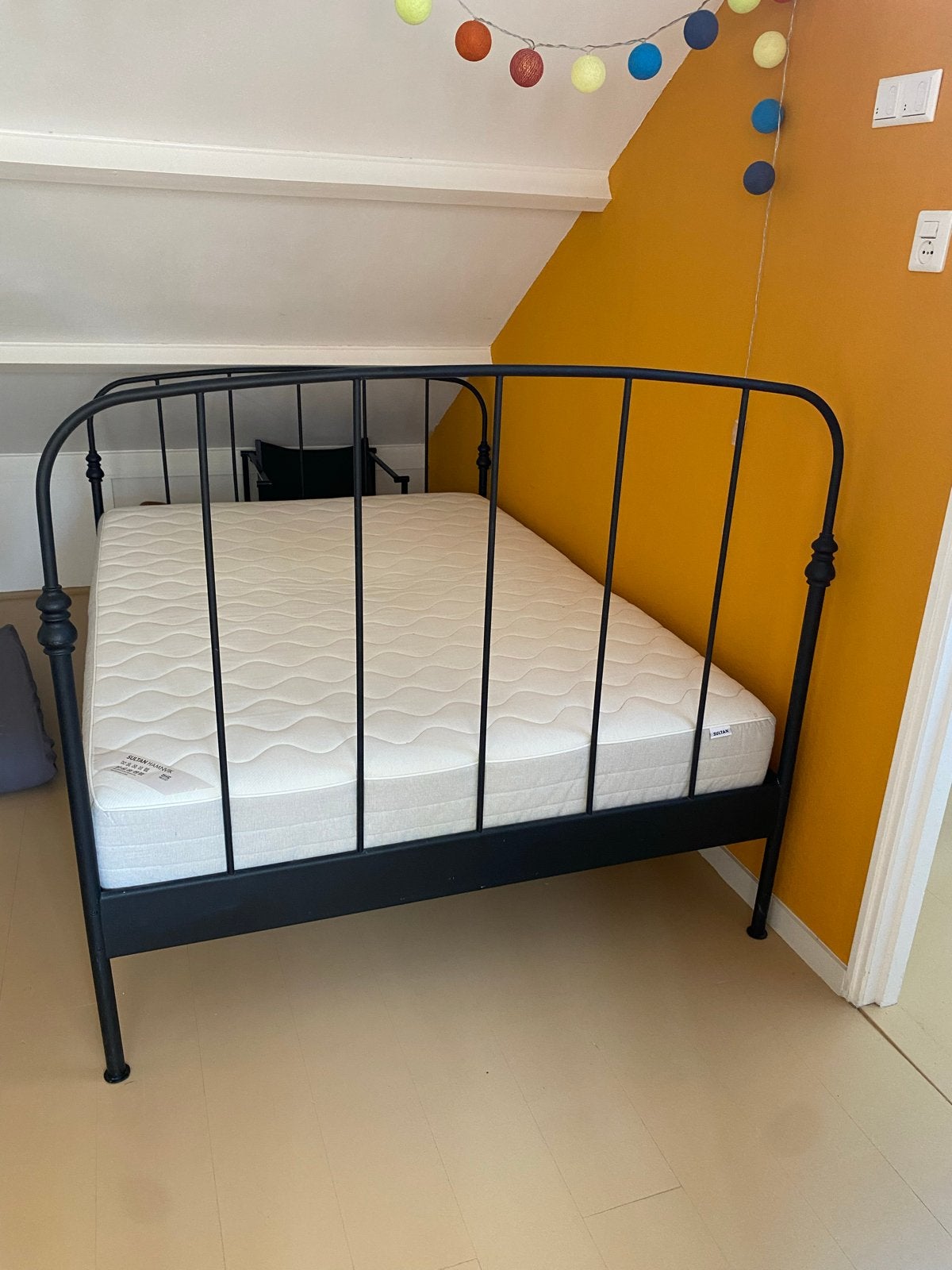 IKEA metalen bed 140x200 met Sultan matras, Ophalen, 140 cm, Zo goed als nieuw, Twijfelaar