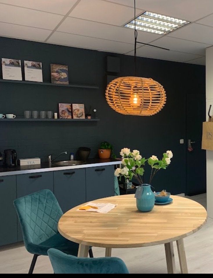 Eetset : Ronde houten tafel, 2 petrol stoelen & rieten lamp, Ophalen, Gebruikt