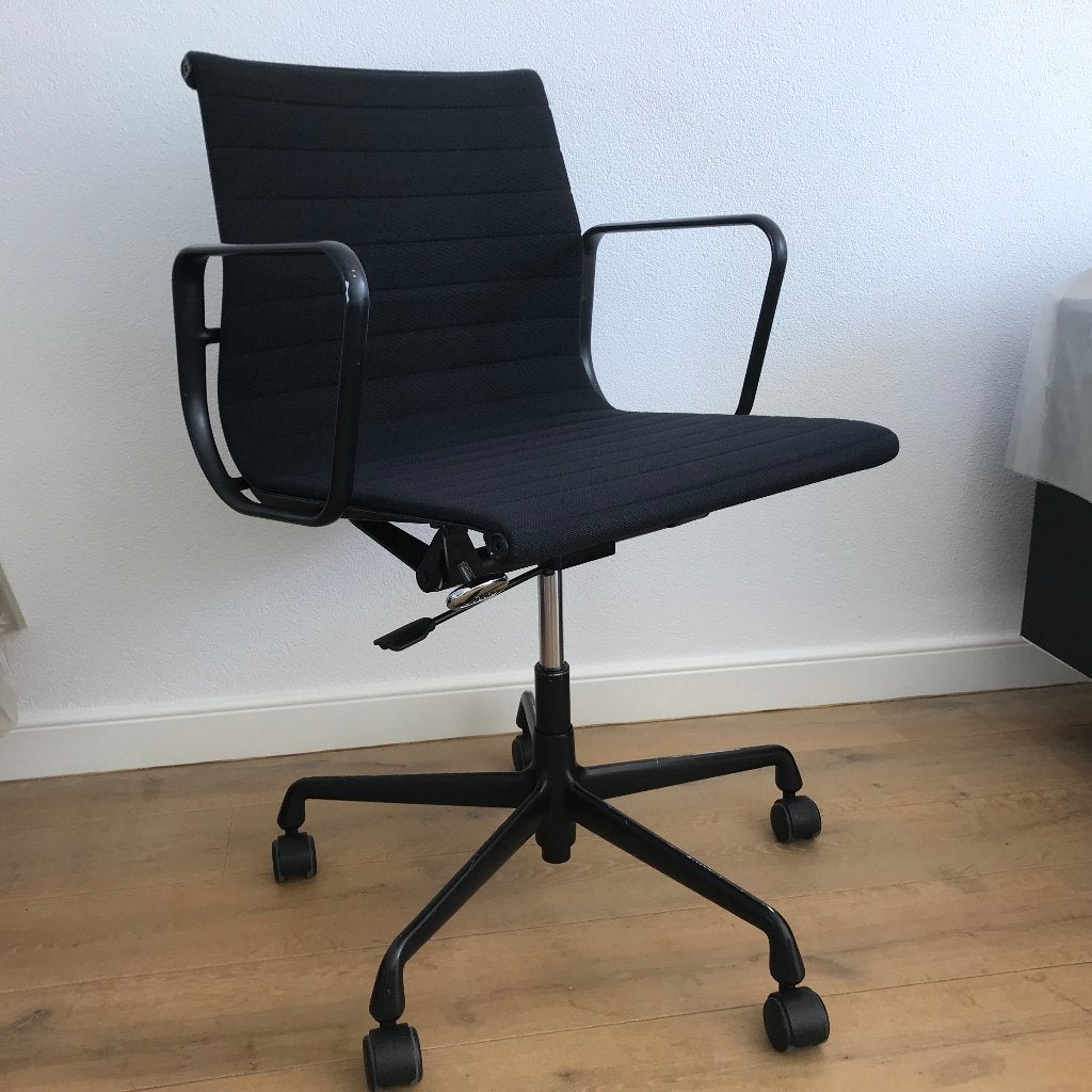 2 Vitra Eames Black bureaustoel stoel EA 117 EA117 Vintage, Ophalen, Gebruikt, Zwart, Nvt